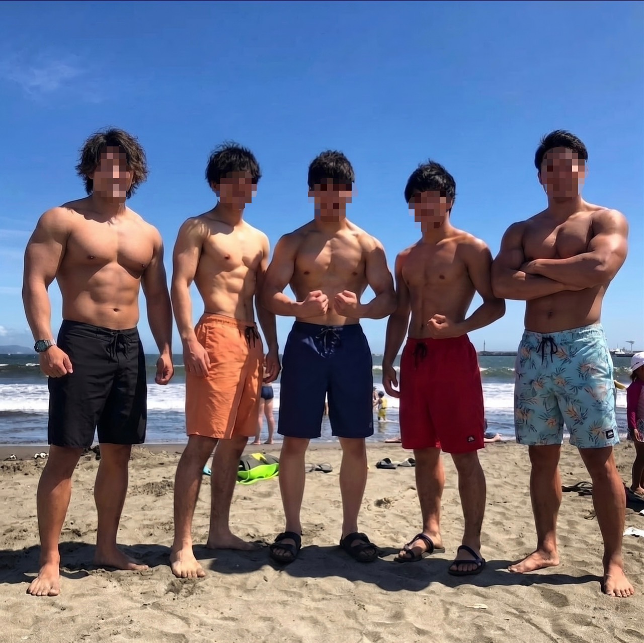 海でポーズを決める仲間